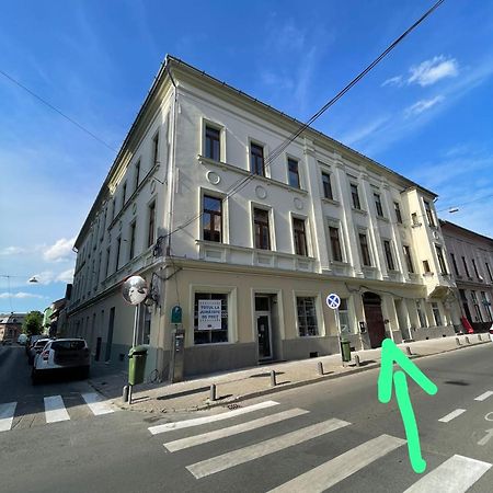 Poppys Apartment Arad Bagian luar foto