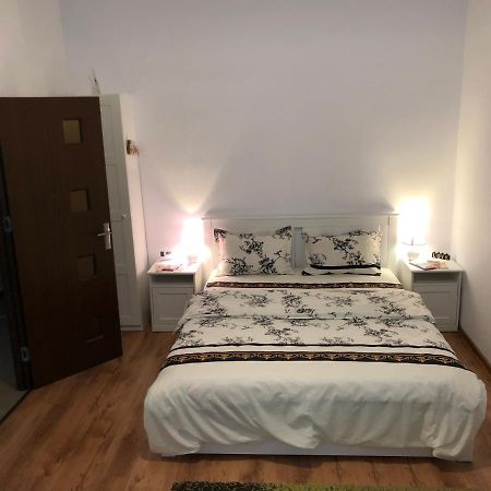 Poppys Apartment Arad Bagian luar foto