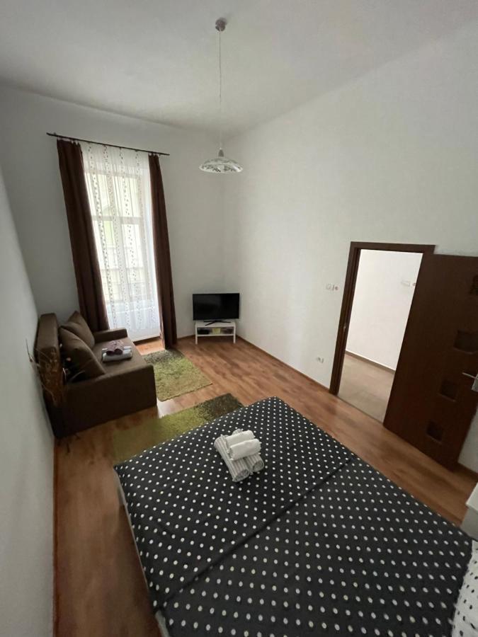 Poppys Apartment Arad Bagian luar foto