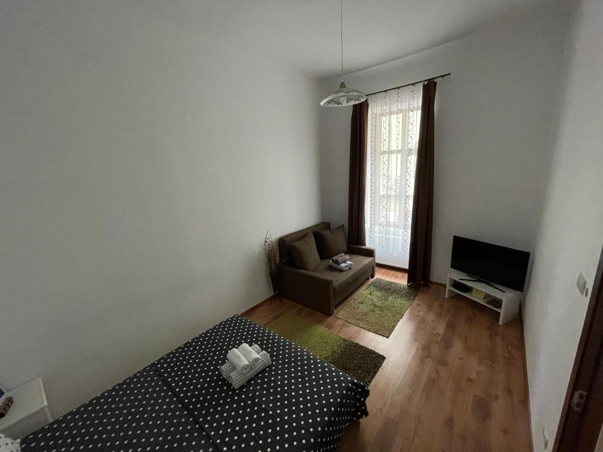 Poppys Apartment Arad Bagian luar foto
