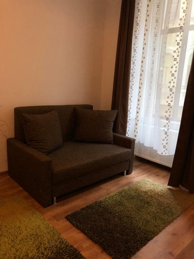 Poppys Apartment Arad Bagian luar foto