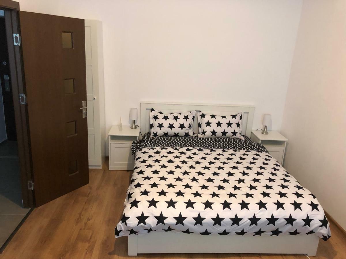 Poppys Apartment Arad Bagian luar foto