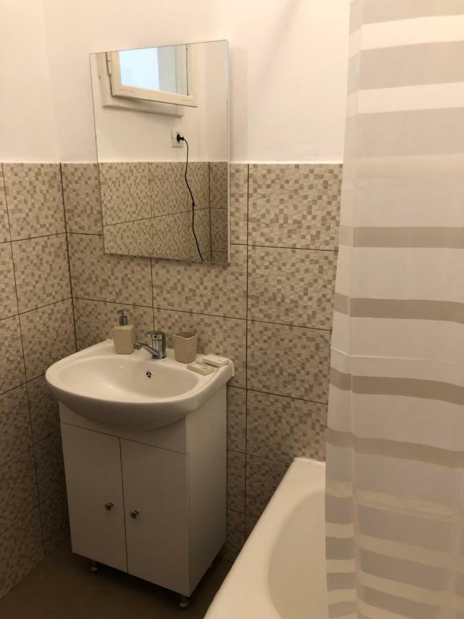 Poppys Apartment Arad Bagian luar foto