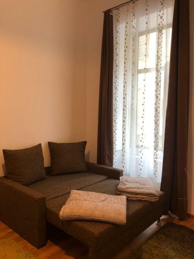 Poppys Apartment Arad Bagian luar foto