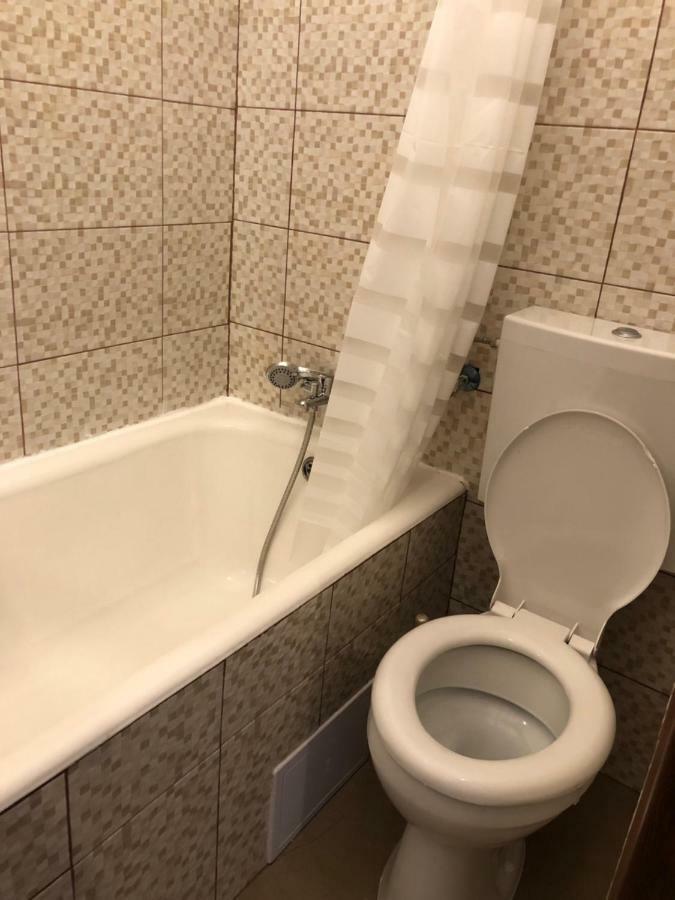 Poppys Apartment Arad Bagian luar foto