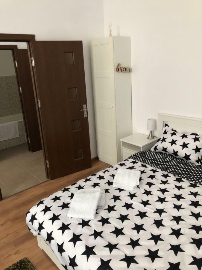 Poppys Apartment Arad Bagian luar foto