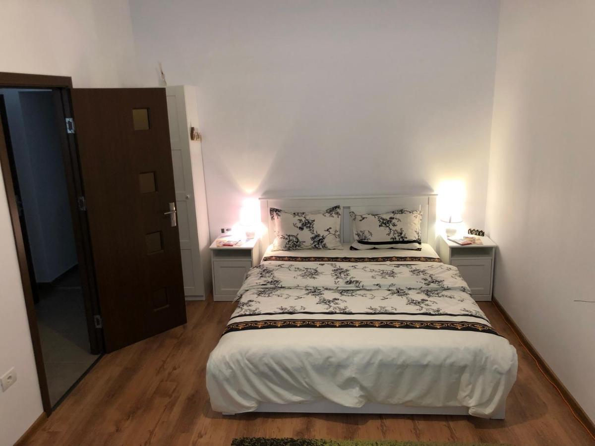 Poppys Apartment Arad Bagian luar foto